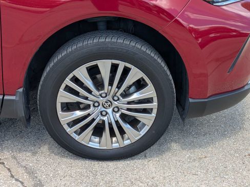 Used 2023 Toyota Venza XLE AWD/4WD image 12