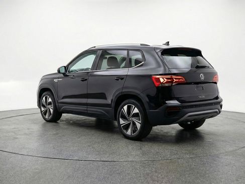 Used 2025 Volkswagen Taos SE AWD/4WD image 6
