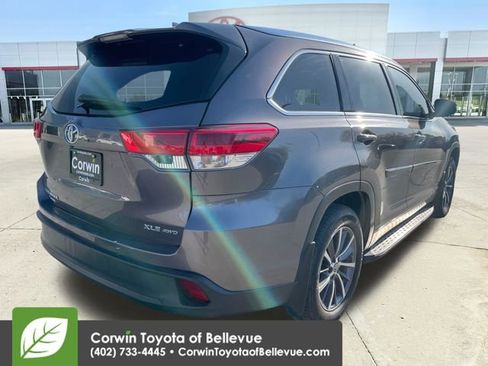 Used 2019 Toyota Highlander XLE AWD/4WD image 5