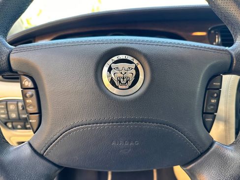 Used 2009 Jaguar XJ Vanden Plas Super V8 Portfolio RWD image 12