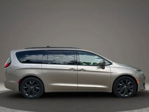 Used 2018 Chrysler Pacifica Touring-L Plus w/ S Appearance Package FWD image 4