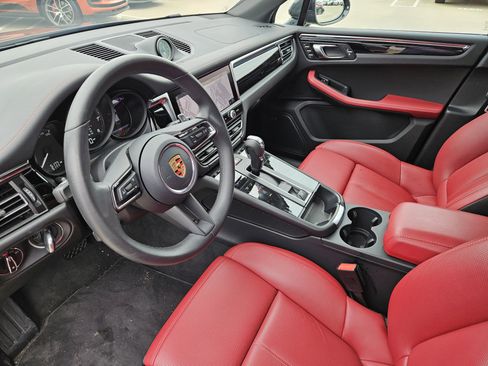 Certified 2026 Porsche Macan AWD/4WD image 4