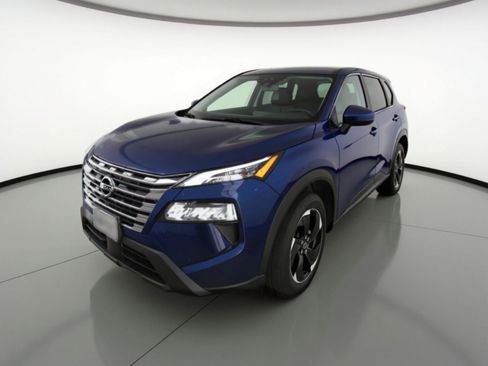 Used 2025 Nissan Rogue SV AWD/4WD image 3