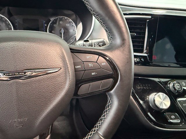 Used 2018 Chrysler Pacifica Touring-L w/ Premium Audio Group FWD image 13