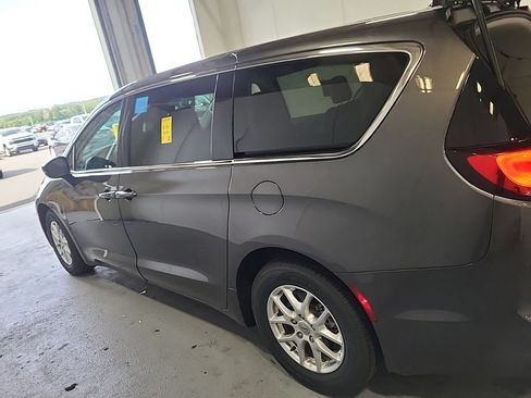 Used 2023 Chrysler Pacifica Touring-L FWD image 13