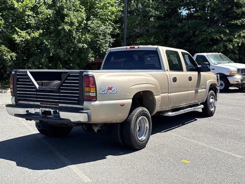 Used 2004 Chevrolet Silverado 3500 LS w/ Heavy-Duty Power Package AWD/4WD image 2