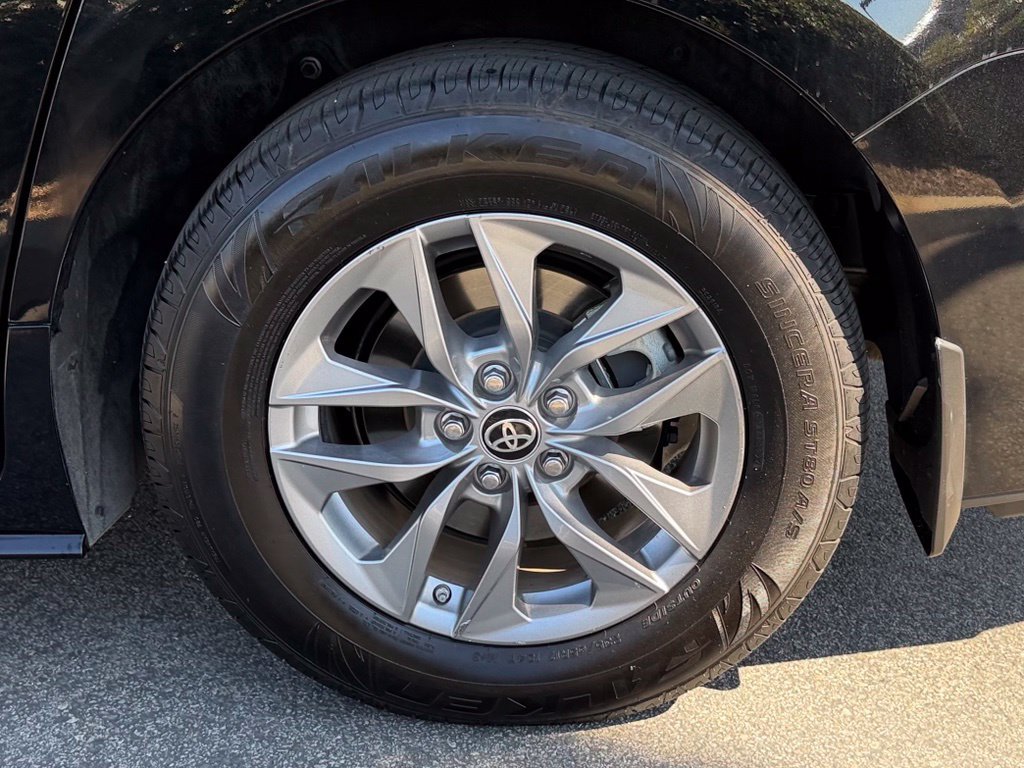 Used 2021 Toyota Sienna LE w/ LE Plus Package FWD image 9