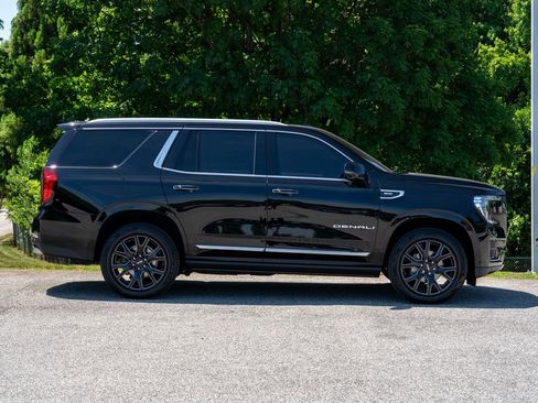 Used 2024 GMC Yukon Denali w/ Advanced Technology Package AWD/4WD image 8