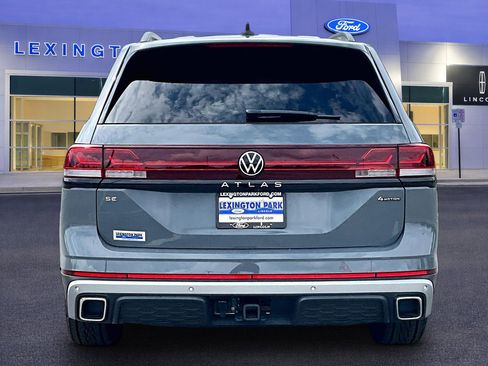 Used 2025 Volkswagen Atlas Peak Edition SE AWD/4WD image 6