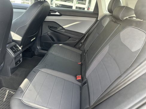 Used 2022 Volkswagen Taos SE w/ Driver Assistance Package FWD image 12