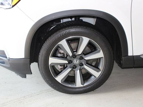 Used 2025 Honda Pilot Touring image 4