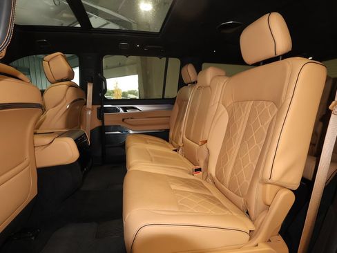 Used 2022 Jeep Grand Wagoneer Series III w/ Flexible Seating Group AWD/4WD image 25
