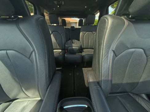 Used 2020 Chrysler Pacifica Touring-L FWD image 28