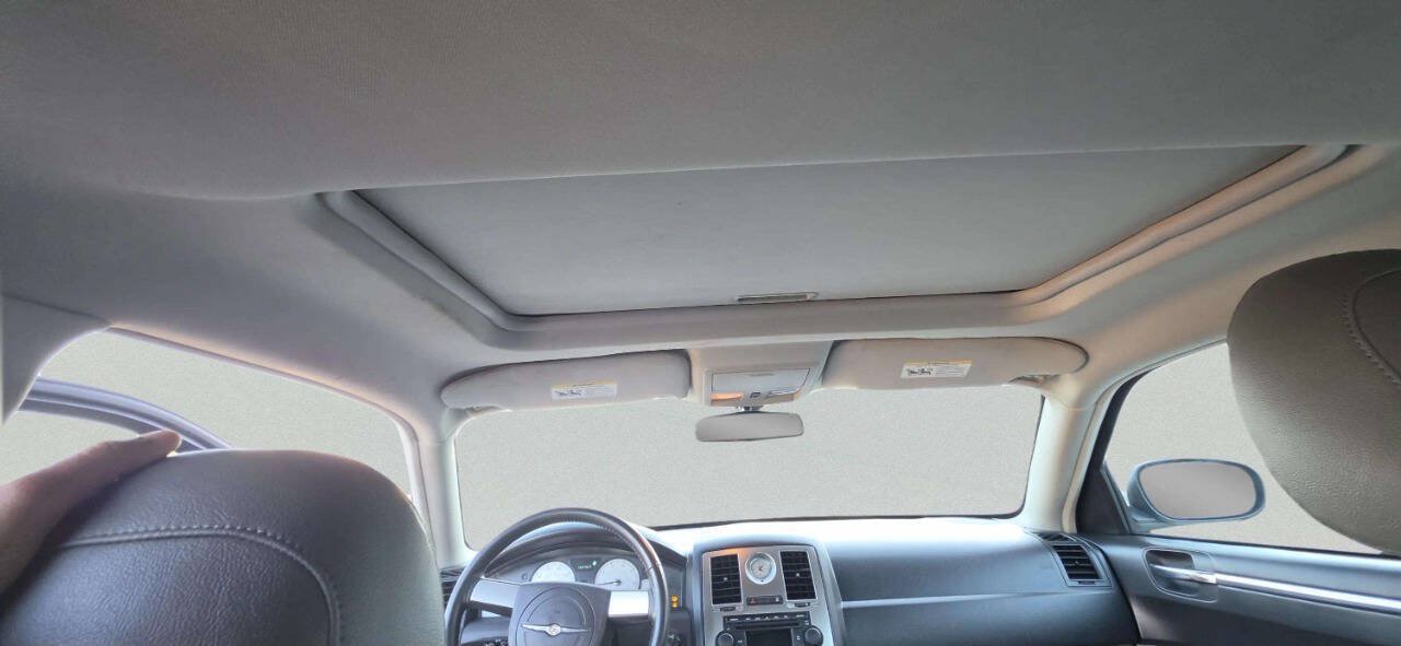 Used 2005 Chrysler 300 Touring RWD image 9