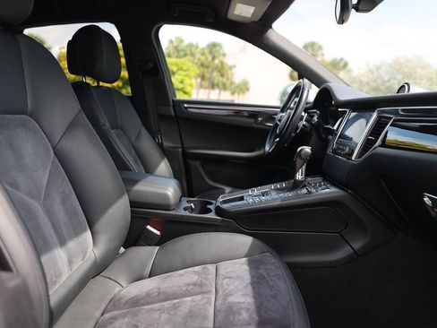 Used 2018 Porsche Macan AWD/4WD image 29