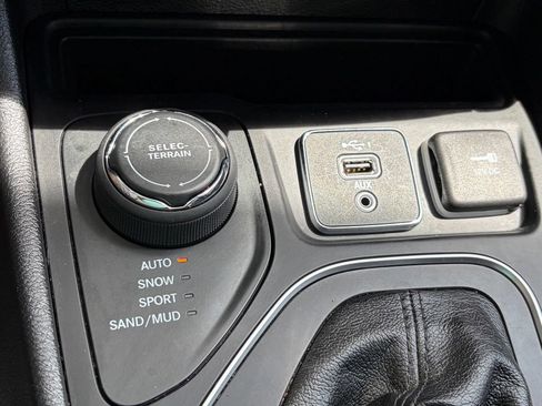 Used 2021 Jeep Cherokee Latitude w/ Mopar Interior Package AWD/4WD image 19