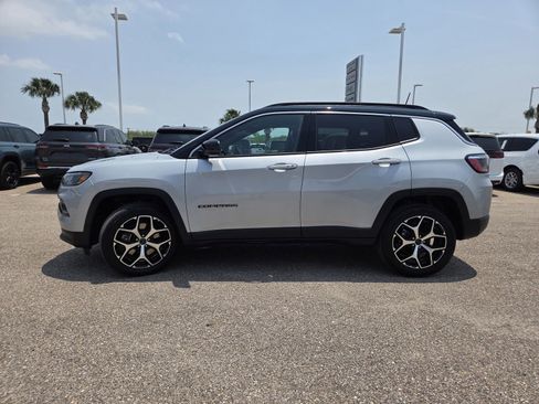 Used 2025 Jeep Compass Limited AWD/4WD image 4