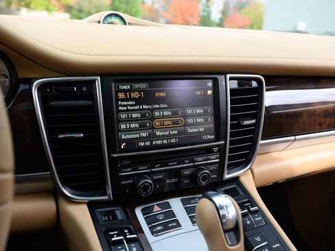 Used 2015 Porsche Panamera 4 image 25