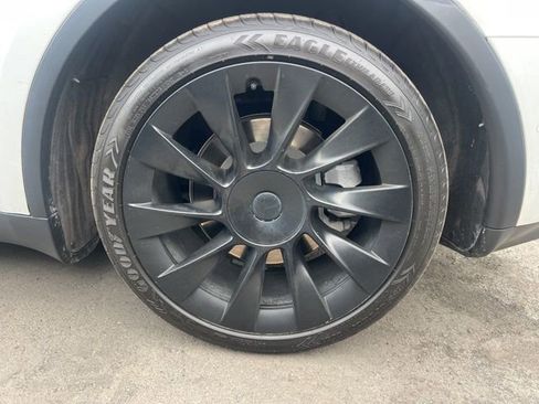 Used 2022 Tesla Model Y Long Range image 9