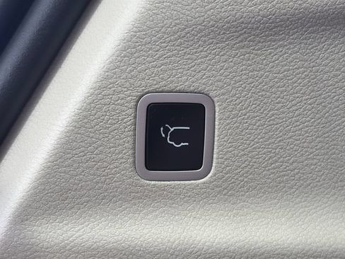 Used 2024 Chrysler Pacifica Touring-L FWD image 45