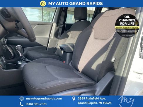 Used 2023 Jeep Renegade Latitude AWD/4WD image 14