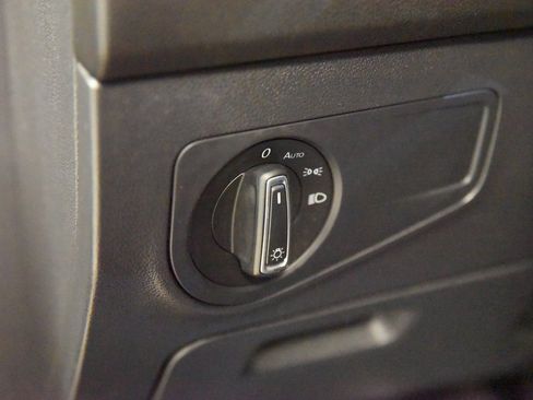 Used 2021 Volkswagen Tiguan SE w/ Panoramic Sunroof Package image 17