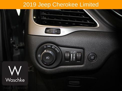 Used 2019 Jeep Cherokee Limited AWD/4WD image 26