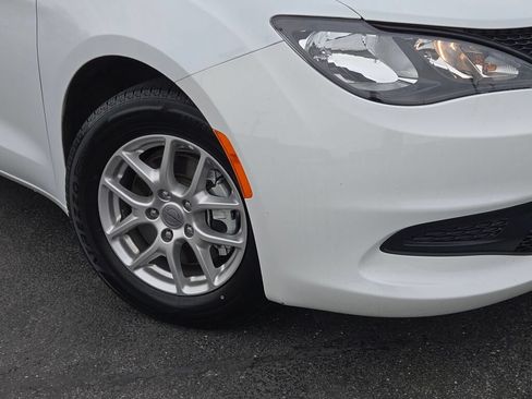 Certified 2023 Chrysler Voyager LX FWD image 4
