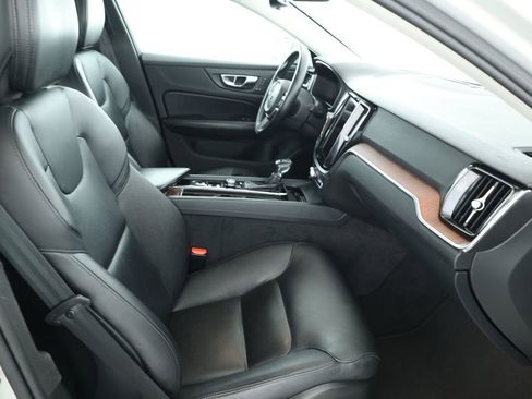 Used 2021 Volvo S60 T6 Momentum image 21