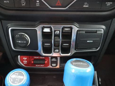 Used 2021 Jeep Gladiator Rubicon AWD/4WD image 17