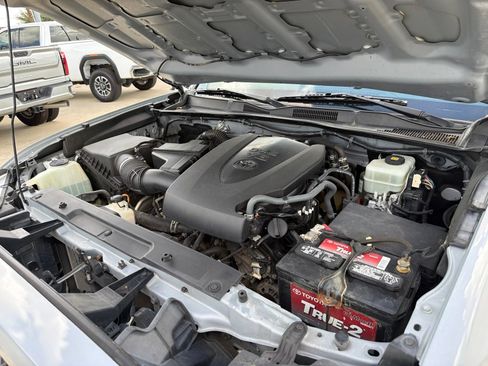Used 2018 Toyota Tacoma TRD Off-Road AWD/4WD image 37