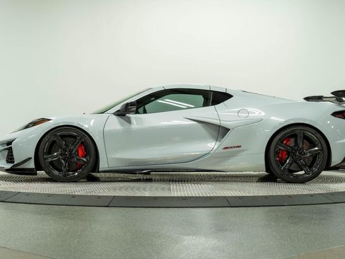 Used 2023 Chevrolet Corvette Z06 w/ Z07 Performance Package RWD image 7