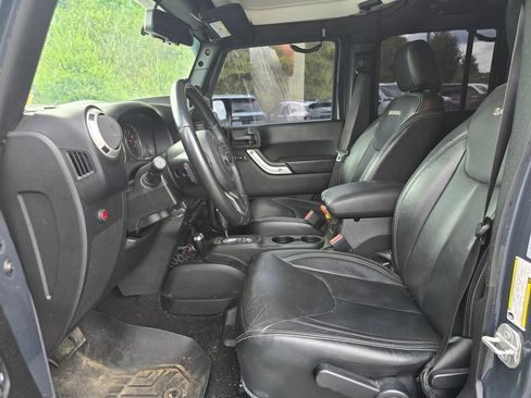 Used 2018 Jeep Wrangler Unlimited Sahara w/ Connectivity Group AWD/4WD image 4