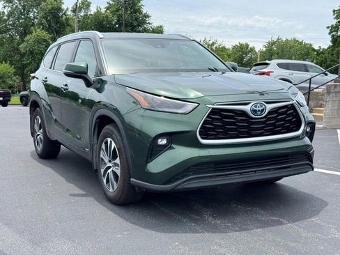 Used 2024 Toyota Highlander XLE AWD/4WD image 2