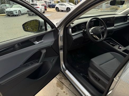 New 2025 Volkswagen Tiguan SE image 16
