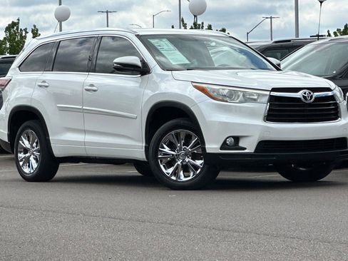 Used 2015 Toyota Highlander XLE FWD image 2