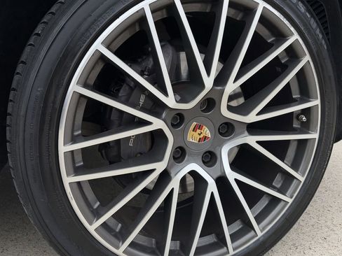 Used 2020 Porsche Cayenne image 11