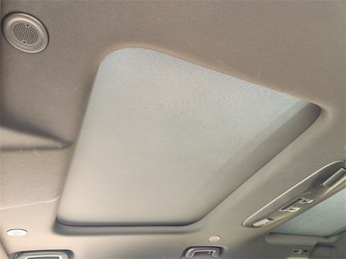 Used 2024 Land Rover Discovery Dynamic SE image 23