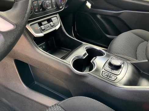 Used 2023 GMC Terrain SLE w/ Driver Convenience Package image 17