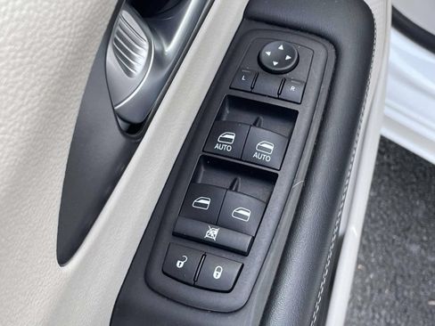 Used 2024 Chrysler Pacifica Touring-L FWD image 15