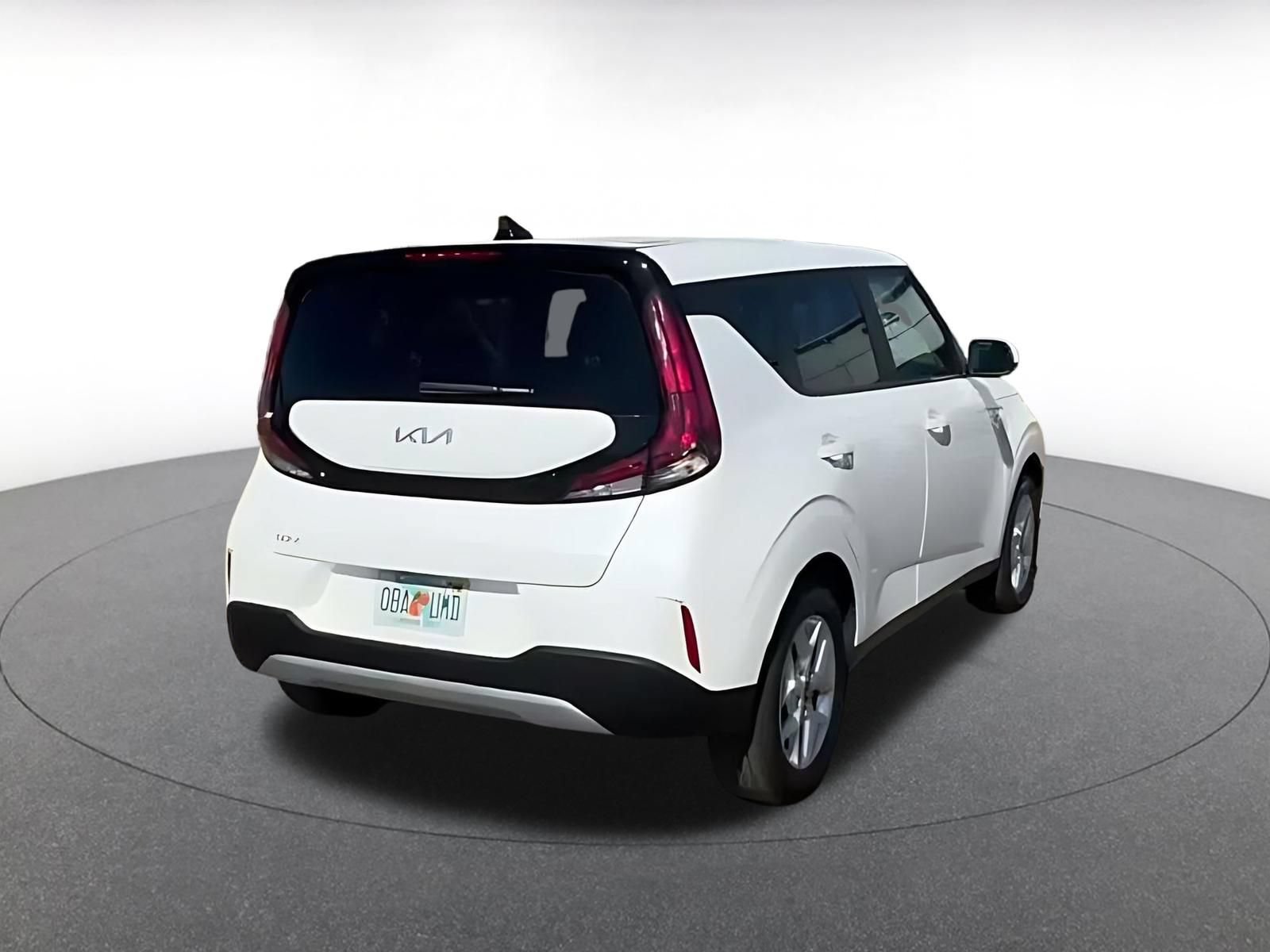 Used 2025 Kia Soul LX w/ LX Technology Package FWD image 14
