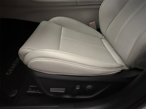 Certified 2025 Genesis G70 2.5T image 10