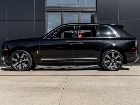 Used 2023 Rolls-Royce Cullinan image 3
