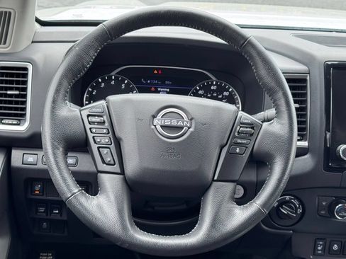 Used 2022 Nissan Frontier SV AWD/4WD image 9