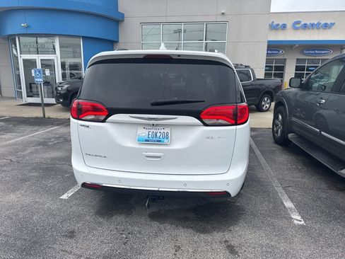 Used 2020 Chrysler Pacifica Touring-L Plus FWD image 3