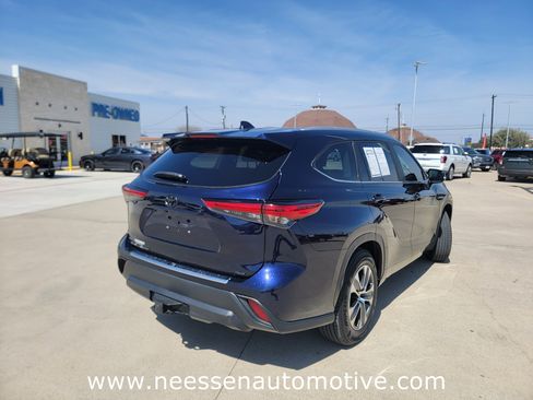 Used 2023 Toyota Highlander XLE image 7