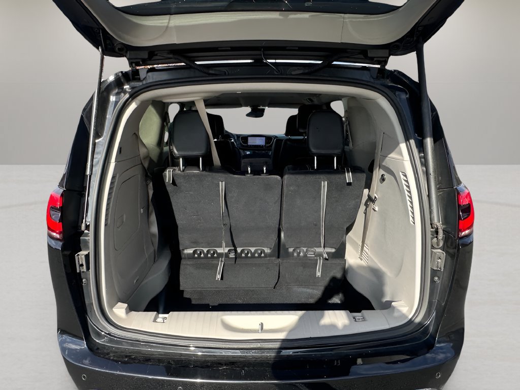 Used 2024 Chrysler Pacifica Limited FWD image 17