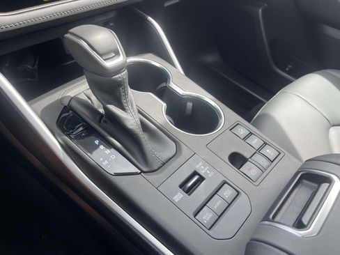 Used 2023 Toyota Highlander XLE image 27