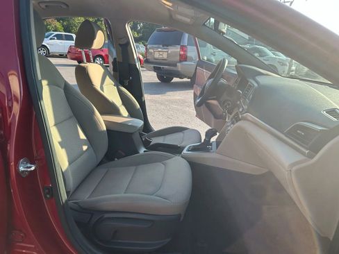 Used 2020 Hyundai Elantra SE image 16