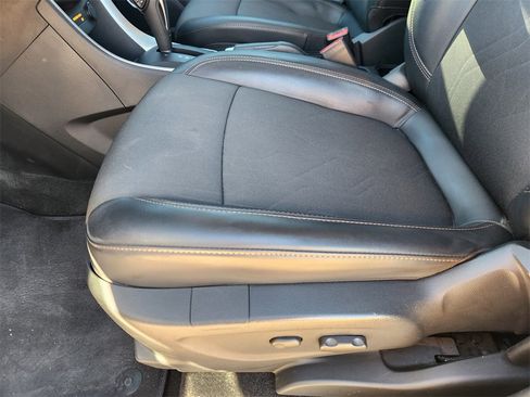 Used 2022 Chevrolet Trax LT w/ LT Convenience Package image 23